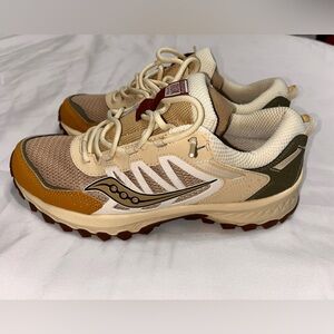 NWOB SAUCONY men’s Grid peak tan chino green versafoam shoes. Size 8
